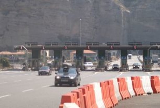 Ventimiglia: 14 migranti stipati in un'auto fermata alla barriera dell'autostrada dalla Polizia di Frontiera