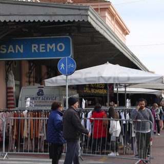 I banchi del mercato dalla ex stazione