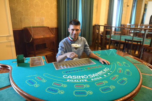 Sanremo: con il bartender campione del mondo, Bruno Vanzan il Casinò a “La prova del Cuoco” di Antonella Clerici (foto) Sanremo: con il bartender campione del mondo, Bruno Vanzan il Casinò a “La prova del Cuoco” di Antonella Clerici (foto)