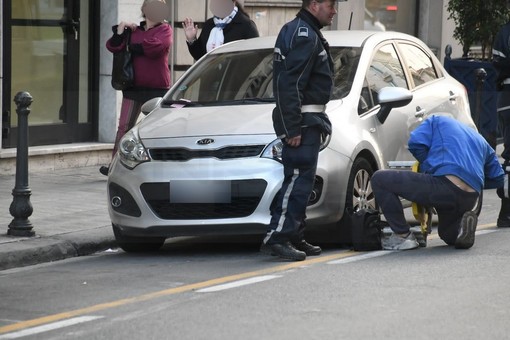 Sanremo: grossi problemi per gli spedizionieri con i parcheggi occupati dalle auto, la Municipale usa le 'borchie' (Foto) Sanremo: grossi problemi per gli spedizionieri con i parcheggi occupati dalle auto, la Municipale usa le 'borchie' (Foto)