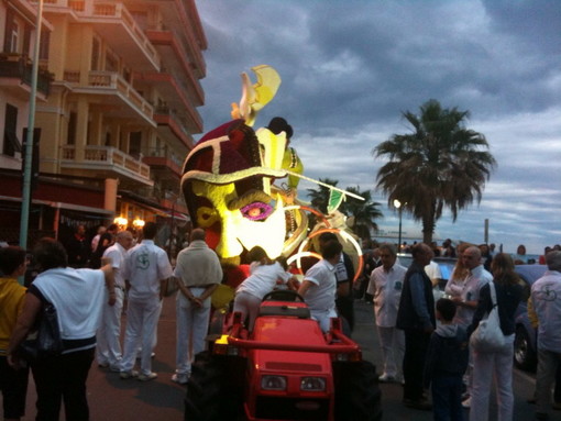 I 'Maestri infioratori' di Ventimiglia ospiti ad un concorso internazionale a Cervia I 'Maestri infioratori' di Ventimiglia ospiti ad un concorso internazionale a Cervia