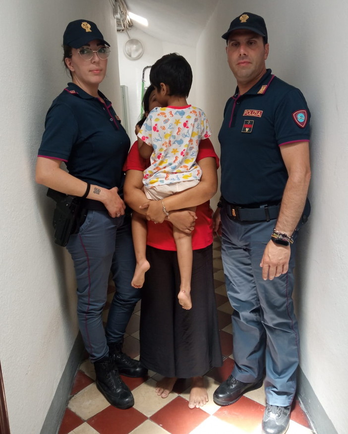 Sanremo: bimbo rimane chiuso in casa, pronto intervento della Polizia nella zona del mercato Sanremo: bimbo rimane chiuso in casa, pronto intervento della Polizia nella zona del mercato