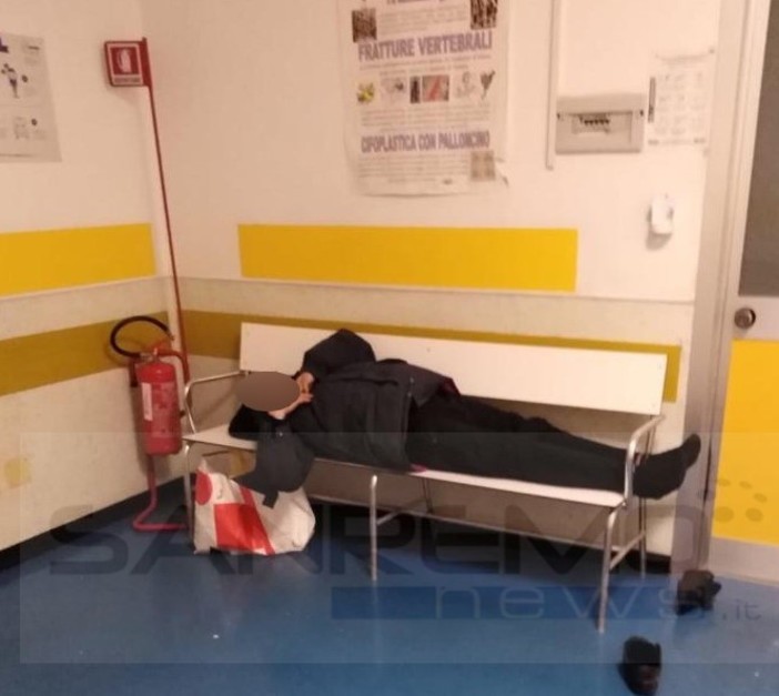 Bordighera: uomo senza fissa dimora dorme e fa i suoi bisogni davanti a tutti al 'Saint Charles', l'Asl "Stiamo facendo il possibile" (Foto) Bordighera: uomo senza fissa dimora dorme e fa i suoi bisogni davanti a tutti al 'Saint Charles', l'Asl "Stiamo facendo il possibile" (Foto)