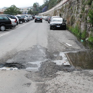 Sanremo: buca pericolosa al parcheggio sopra Portosole, la segnalazione di un lettore Sanremo: buca pericolosa al parcheggio sopra Portosole, la segnalazione di un lettore
