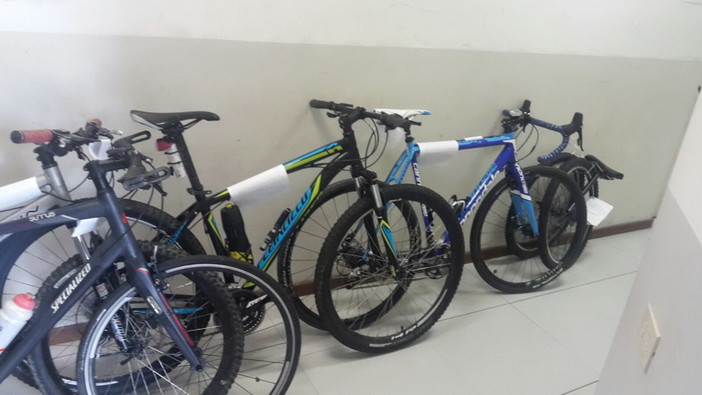 Sanremo: ancora 'ladri di biciclette', 4 persone denunciate dalla Polizia per 10 bici da 25mila euro rubate Sanremo: ancora 'ladri di biciclette', 4 persone denunciate dalla Polizia per 10 bici da 25mila euro rubate