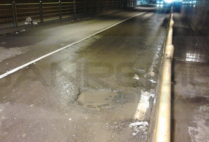 Sanremo: galleria Francia con poca luce e con le infiltrazioni d'acqua che generano buche pericolose (Foto) Sanremo: galleria Francia con poca luce e con le infiltrazioni d'acqua che generano buche pericolose (Foto)