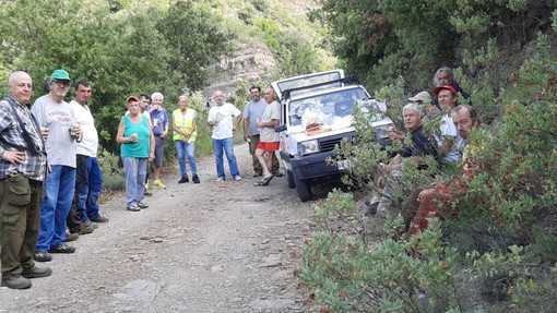 Bajardo: pulite e sfalciate le strade attorno al paese, le simpatiche rifessioni dei partecipanti (foto)