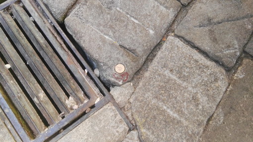 Sanremo: iniziato questa mattina il lavoro di posa delle borchie per la delimitazione dei dehor in piazza Eroi Sanremesi