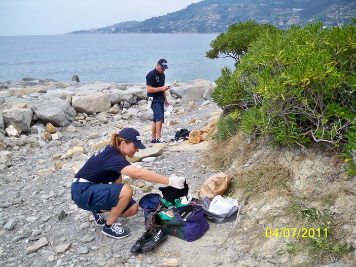 Ospedaletti: Polizia Municipale scopre un bivacco con alcuni pezzi di griffes fasulle Ospedaletti: Polizia Municipale scopre un bivacco con alcuni pezzi di griffes fasulle