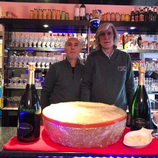 Sanremo: come da tradizione al bar La Scaletta gli auguri di Natale con un aperitivo e la classica forma di formaggio