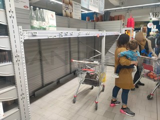 Gli scaffali di un supermercato vuoti Gli scaffali di un supermercato vuoti