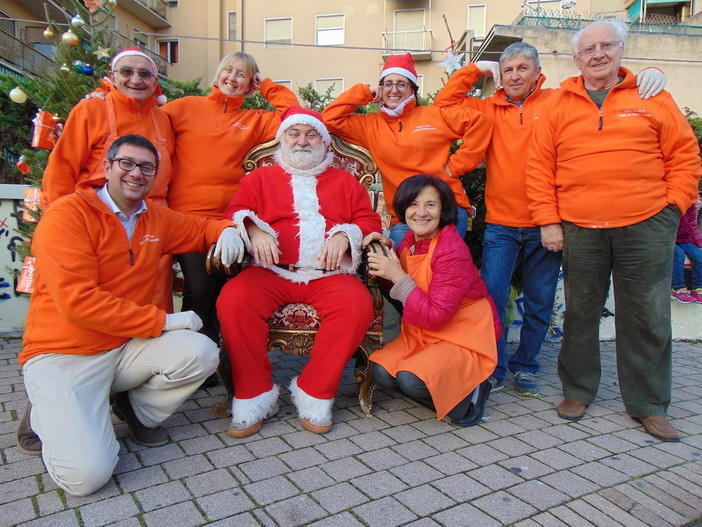 A Vallecrosia 'Aspettando Babbo Natale' per un pomeriggio in atmosfera natalizia: cioccolata calda, dolciumi e le foto con Babbo Natale A Vallecrosia 'Aspettando Babbo Natale' per un pomeriggio in atmosfera natalizia: cioccolata calda, dolciumi e le foto con Babbo Natale