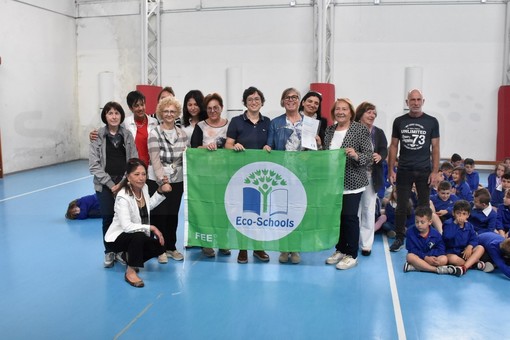 Santo Stefano al Mare: bandiera verde alla 'Primaria' che ha anche inventato un forno ad energia solare (Foto e Video) Santo Stefano al Mare: bandiera verde alla 'Primaria' che ha anche inventato un forno ad energia solare (Foto e Video)