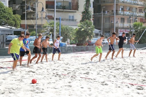 Beach Handball. La Liguria under 18 di Pippo Malatino trionfa al Torneo di Le Lavandou