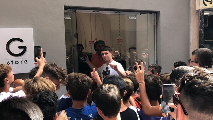 "Quanto costa il tuo outfit?", teenagers in delirio per l'arrivo di Barengo a Sanremo (foto e video) "Quanto costa il tuo outfit?", teenagers in delirio per l'arrivo di Barengo a Sanremo (foto e video)