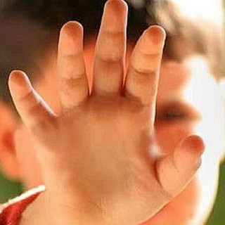 Bambino sanremese in affido trovato con segni sul corpo chiede aiuto a scuola Bambino sanremese in affido trovato con segni sul corpo chiede aiuto a scuola