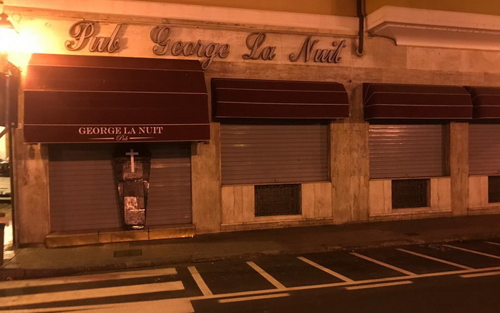 Sanremo: ha chiuso 'George La Nuit', qualcuno ha messo una bara di fronte alla serranda (Foto) Sanremo: ha chiuso 'George La Nuit', qualcuno ha messo una bara di fronte alla serranda (Foto)
