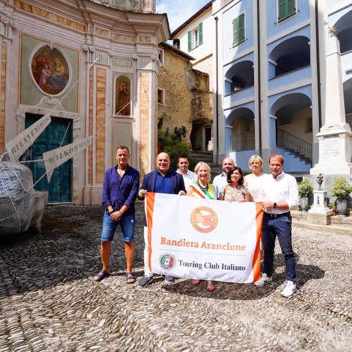 Vallebona: consegnata al Comune la Bandiera Arancione del Touring Club Italiano (foto)