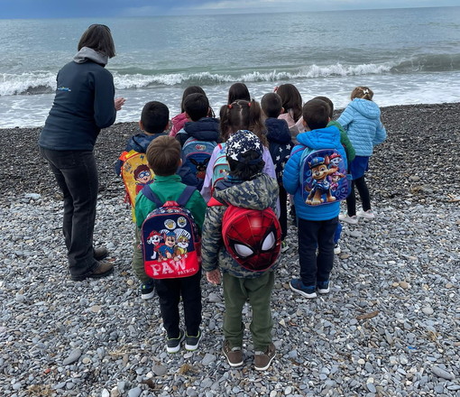 Bordighera: i bimbi della Scuola dell'Infanzia in spiaggia per il progetto 'Blue Park' (Foto)