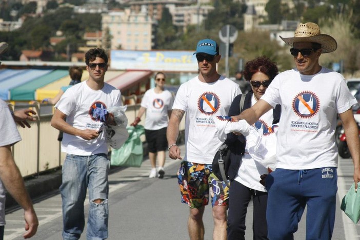 Blitz dei vandali contro i manifesti dell'evento clou di Ventimiglia: Scioli (Lasciadire) "Si vede che è tornata la politica"