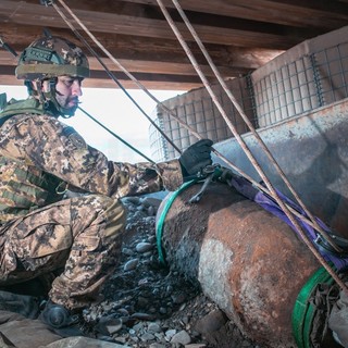 Ecco come è stata disinnescata la bomba dagli artificieri dell'Esercito (foto)