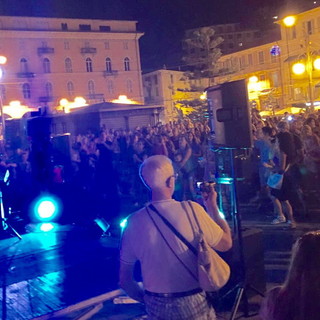 Sanremo: grande successo ieri sera in piazza Colombo per 'Balliamoci l'estate' con Gianni Rossi Sanremo: grande successo ieri sera in piazza Colombo per 'Balliamoci l'estate' con Gianni Rossi