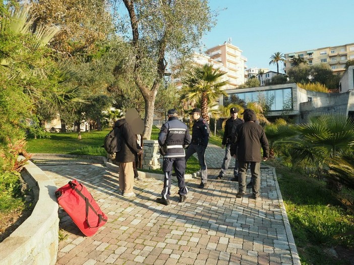 Sanremo: nuovo blitz delle forze dell'ordine alla stazione ferroviaria, nessun clochard ma la storia di una coppia ai margini della società (Foto)