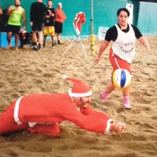 Beach Volley. Allegria e divertimento dal Babbo Natale griffato GV Sport