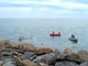 Sanremo: affonda con una barca da pesca dietro al molo lungo, salvato da un giovane e dalla Guardia Costiera (Foto) Sanremo: affonda con una barca da pesca dietro al molo lungo, salvato da un giovane e dalla Guardia Costiera (Foto)