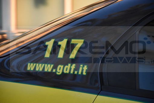 Imperia: impiegato della Regione assenteista indagato dalla Finanza, usava anche l'auto di servizio per scopi personali Imperia: impiegato della Regione assenteista indagato dalla Finanza, usava anche l'auto di servizio per scopi personali