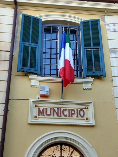 Il tricolore esposto al Municipio di Terzorio