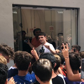 "Quanto costa il tuo outfit?", teenagers in delirio per l'arrivo di Barengo a Sanremo (foto e video)