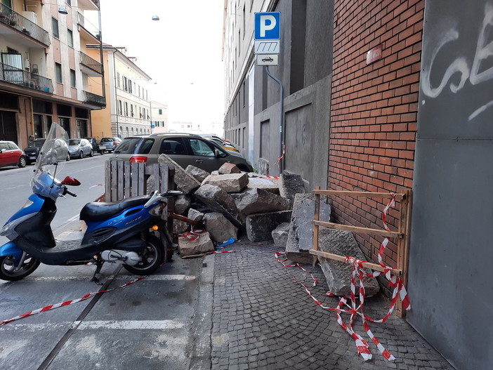 Imperia: 'basole' abbandonate in via Schiva dopo la posa della fibra, il Pd "Si intervenga prima di problemi" Imperia: 'basole' abbandonate in via Schiva dopo la posa della fibra, il Pd "Si intervenga prima di problemi"