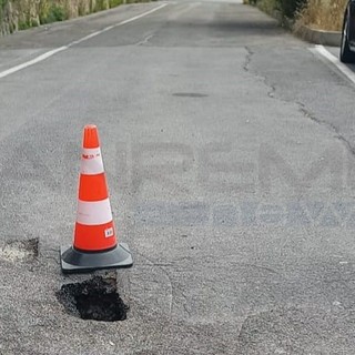 Ospedaletti: buco nell'asfalto da ieri in lungomare Colombo, residenti chiedono un intervento (Foto) Ospedaletti: buco nell'asfalto da ieri in lungomare Colombo, residenti chiedono un intervento (Foto)