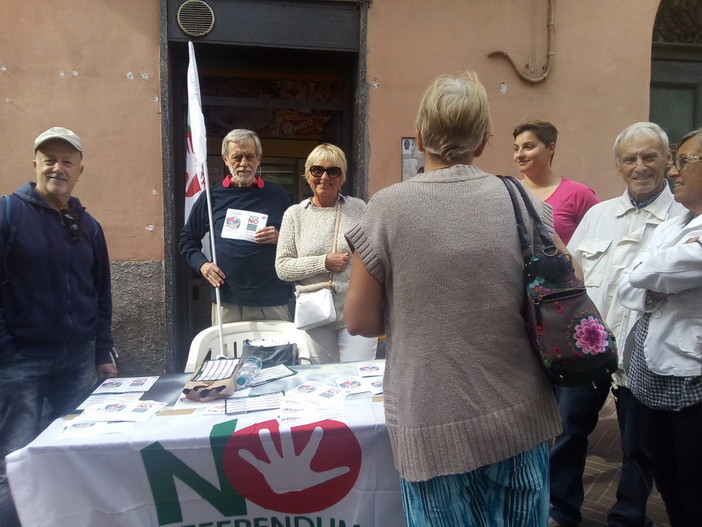 Imperia: ieri a Porto Maurizio il primo banchetto della campagna di informazione per il 'No' al Referendum Imperia: ieri a Porto Maurizio il primo banchetto della campagna di informazione per il 'No' al Referendum