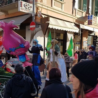 Bordighera: anticipata di un giorno sta ottenendo un buon successo la 'Befana Bordigotta' (Foto)
