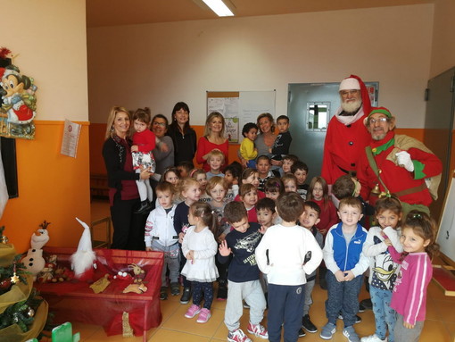 Sanremo: visita di Babbo Natale e del fidato Elfo alla Scuola dell'Infanzia di frazione Poggio (Foto)