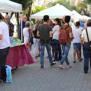 Bordighera: anche ieri il pienone in corso Italia per la seconda giornata del 'Book Festival' (Foto)