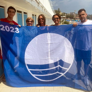 Sanremo: l'Assessore Sara Tonegutti ha consegnato oggi la bandiera blu a tutti gli stabilimenti balneari (Foto) Sanremo: l'Assessore Sara Tonegutti ha consegnato oggi la bandiera blu a tutti gli stabilimenti balneari (Foto)