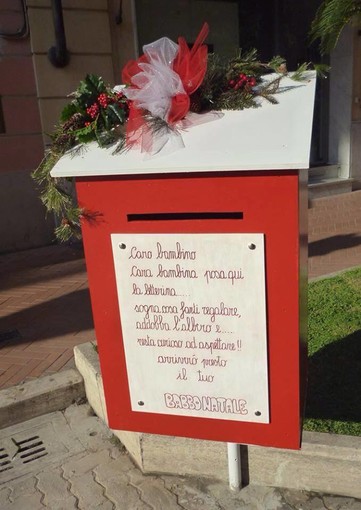 “Caro Babbo Natale ti scrivo”: a Bordighera i bambini “pubblicano” i loro desideri, allestita gigantesca buca delle lettere in corso Italia