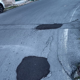 Sanremo: buche nell'asfalto in via Grossi Bianchi a Poggio, riparazione a tempo di record (Foto) Sanremo: buche nell'asfalto in via Grossi Bianchi a Poggio, riparazione a tempo di record (Foto)