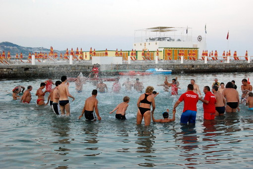 Sanremo: grande successo di partecipazione alla 3a edizione di 'Bagno sotto le stelle' Sanremo: grande successo di partecipazione alla 3a edizione di 'Bagno sotto le stelle'