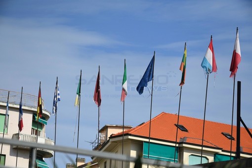 Le bandiere sul 'solettone' di piazza Colombo