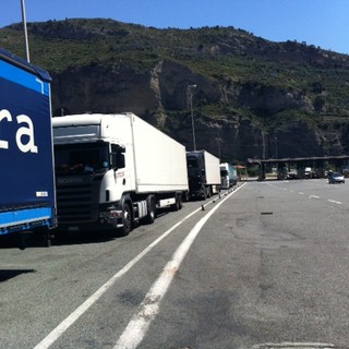 Festa in Francia: traffico dei Tir bloccato alla barriera autostradale di Ventimiglia Festa in Francia: traffico dei Tir bloccato alla barriera autostradale di Ventimiglia