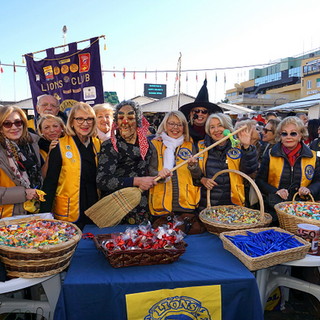 Sanremo: grande successo l'arrivo della Befana, un service benefico organizzato dal Lions Club Matutia, Sanremo Fiorita e Vigili del Fuoco (Foto) Sanremo: grande successo l'arrivo della Befana, un service benefico organizzato dal Lions Club Matutia, Sanremo Fiorita e Vigili del Fuoco (Foto)