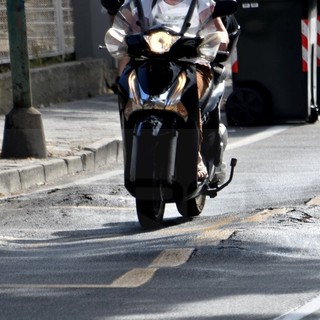 Sanremo: pessima situazione dell'asfalto in via Padre Semeria, la simpatica provocazione di un cittadino