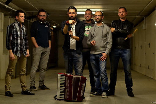 Imperia: sabato sera al 'Beleza' spiaggia conca d'oro la musica dei 'Negramaro' con il gruppo 'BluCobalto'