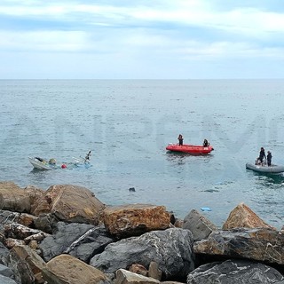 Sanremo: affonda con una barca da pesca dietro al molo lungo, salvato da un giovane e dalla Guardia Costiera (Foto) Sanremo: affonda con una barca da pesca dietro al molo lungo, salvato da un giovane e dalla Guardia Costiera (Foto)