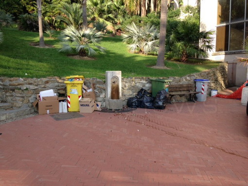 Sanremo: bidoni all'ingresso di Villa Ormond, le rimostranze del nostro lettore Paolo Sanremo: bidoni all'ingresso di Villa Ormond, le rimostranze del nostro lettore Paolo