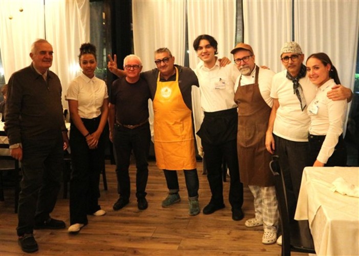Sanremo: grande successo per la serata dedicata alla Bagna Cauda del Ristorante del Villaggio dei Fiori con lo storytelling del giornalista Claudio Porchia. (Foto) Sanremo: grande successo per la serata dedicata alla Bagna Cauda del Ristorante del Villaggio dei Fiori con lo storytelling del giornalista Claudio Porchia. (Foto)